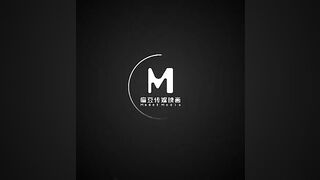 Deliver Driver Has Completed Her Job With Group Of Men Md-0238