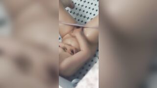 quay lén phát hiện chị gái đang móc bướm thủ dâm