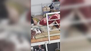 Quay Trộm Em Gái Vừa Xem Sex Vừa Móc Lồnn