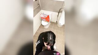 Hai em học sinh C3 Lén lút trong nhà vệ sinh siêu thị, em mút chùn chụt như chết đói