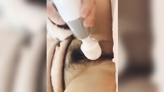 Em phương Lồn nhiều lông thủ dâm với biểu cảm cực dâm