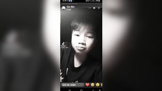 bé tí tập quay sex