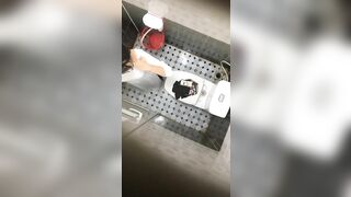 quay lén nhà vệ sinh nữ của trường nội trú em học sinh thay đồ