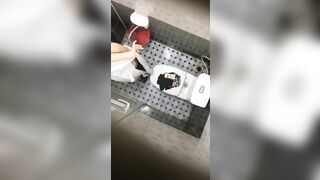 quay lén nhà vệ sinh nữ của trường nội trú em học sinh thay đồ