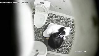 quay lén con bạn đi tè trong nhà WC của trường