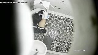 quay lén con bạn đi tè trong nhà WC của trường