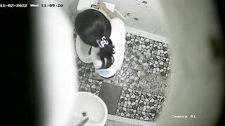 quay lén con bạn đi tè trong nhà WC của trường