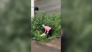 Đang public thì bị bà lão đánh đuổi đi