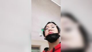 Em gái china nững quá không chịu được phải giải quyết ở cầu thang