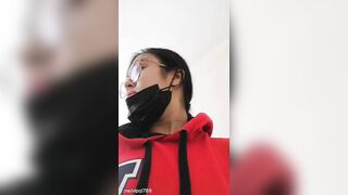 Em gái china nững quá không chịu được phải giải quyết ở cầu thang
