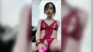 Bé loli mặc đồ lọt khe màu đỏ thủ dâm nhìn mà nứng hết cả cặc