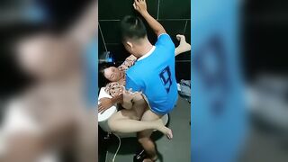 Bắt gặp cặp đôi địt nhau trong nhà vệ sinh công cộng trong dịp lễ