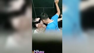 Chich nhau trong tolet trung tam thương mai