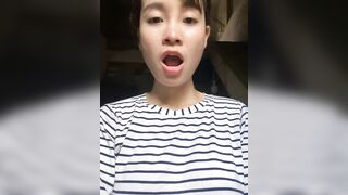 Gái quê đó, có bố ở ngoài mà dám show lồn vú trong bếp