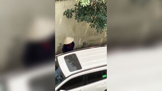 Quay lén đái bậy