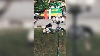 Hai bạn trẻ hú hí nhau ngay giữa ban ngày bị người dân quay được