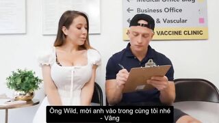 y tá xinh đẹp lấy mẫu cho anh chàng cu bự