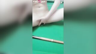 em gái nứng lồn thủ dâm trên bàn bida quán nhà người ta