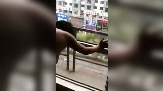 địt em ngoài ban công bao nhiêu người ở dưới nhìn mà không ngại