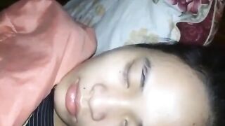nửa đêm chạy ra phòng chị gái say xỉn sờ lồn