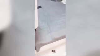 Chị gái dạy em trai tập địt