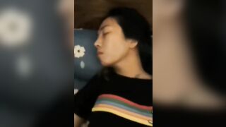 lét lút địt em gái khi nó ngủ lại suất trong, không biết sao không