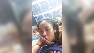 Tranh thủ lúc vắng khách em cong mông cưỡi ngựa giữa cửa hàng cá cảnh