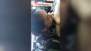 Tranh thủ lúc vắng khách em cong mông cưỡi ngựa giữa cửa hàng cá cảnh
