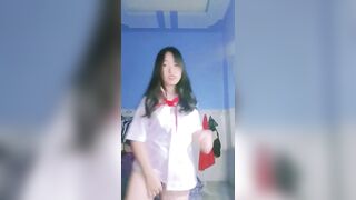 Em học sinh mới đi học về nứng lồn quá thủ dâm chưa kịp thay đồ luôn