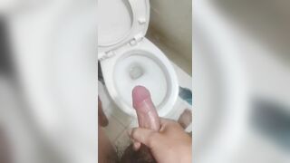 Trai tân thủ dâm bắn không giữ cặc