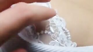 Sờ mó lúc em nghịch điện thoại