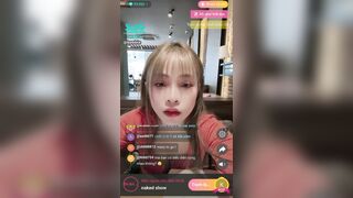 Show bím rồi thủ dâm luôn trong nhà hàng