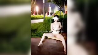 Public thủ dâm trên xích đu thì bị biến thái chịch nát loz