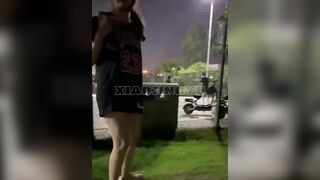 Cởi quần lót khoe hàng, móc lồn ở sân bóng