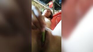 Độc lạ - học sinh 208 lấy quả ớt thủ dâm ngay ngoài cổng nhà
