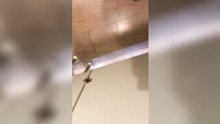 Quay lén chị gái đi vệ sinh ở nvsinh công cộng bị phát hiện