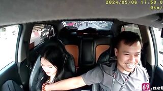 Anh lái taxi bóp vú móc cua ngay trên xe