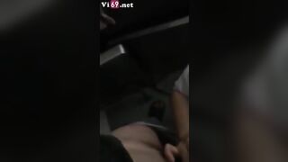 Em không có gì ngoài vú qua nhà chơi còn lén ba mẹ bắt em vào góc nhà bú cu 2