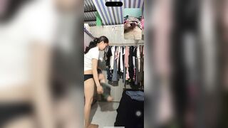 Em gái bạc liêu bị quay lén khi thay đồ