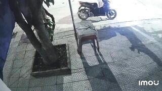 Thiên thần đi đêm nhưng mót quá cũng fai xả tí