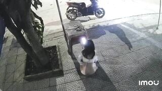 Thiên thần đi đêm nhưng mót quá cũng fai xả tí