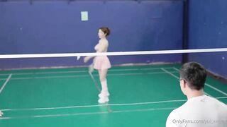 Chơi cầu lông này lạ quá, thua là cởi 1 món đồ