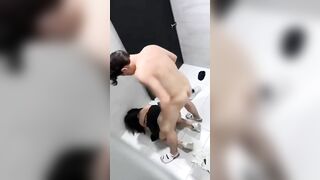 quay lén cặp đôi Nhà WC, Địt xong còn bú lol bẩn vkl