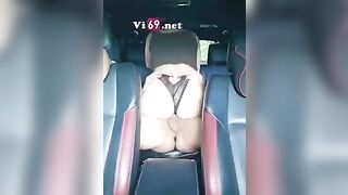 Đang lái xe thì em kéo quần xuống bú cu phải dừng vội bên đường làm nháy 2