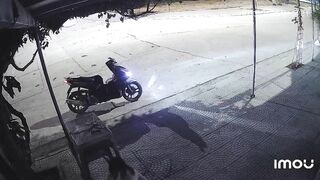 Em gái ngành đái bậy chưa kịp lau mép bím phải gấp đi tiếp khách