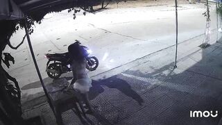 Em gái ngành đái bậy chưa kịp lau mép bím phải gấp đi tiếp khách