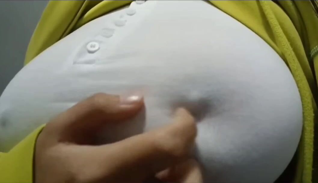Xem vú to của bé nè