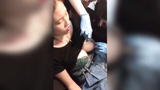 Dẫn chị gái đi xỏ khuyên vú