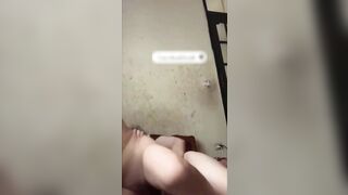 Ban ngày đi học đem về làm bồn chứa tinh cho ông chủ trọ để khỏi trả tiền