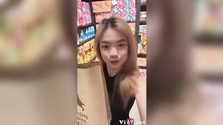 Hỏi em là con đĩ của ai em còn bảo không biết
